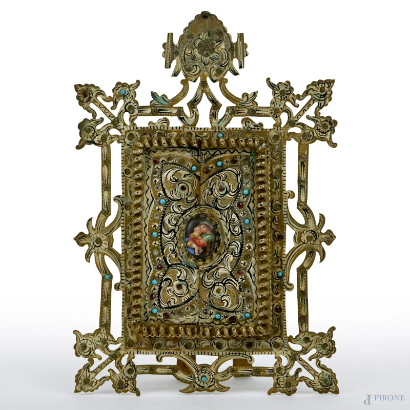 Piccola cornice in bronzo dorato e traforato, XIX secolo, decori smaltati e piccole gemme applicate, chiusura con placchetta raffigurante Madonna col Bambino, cm 18x12, (difetti)  - Asta ASTA DI ANTIQUARIATO E ARTE MODERNA - Aste Pirone