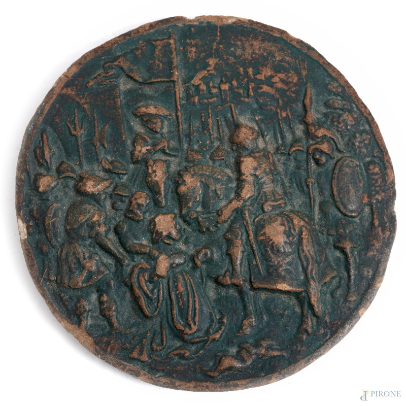 Placca in terracotta dipinta con rilievo di figure e cavaliere, XX secolo, diametro cm 7, (segni di usura, rotture, scalfiture, difetti)  - Asta  ASTA A TEMPO | VARIÆ - Aste Pirone