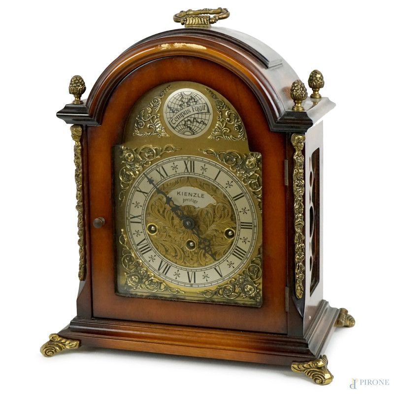 Orologio da tavolo Tempus Fugit, XX secolo, cassa in legno, quadrante e finiture in metallo dorato, cm 35x30x19, (difetti, meccanismo da revisionare)  - Asta II TORNATA DI ASTA DI ARTE MODERNA E ANTIQUARIATO - Aste Pirone