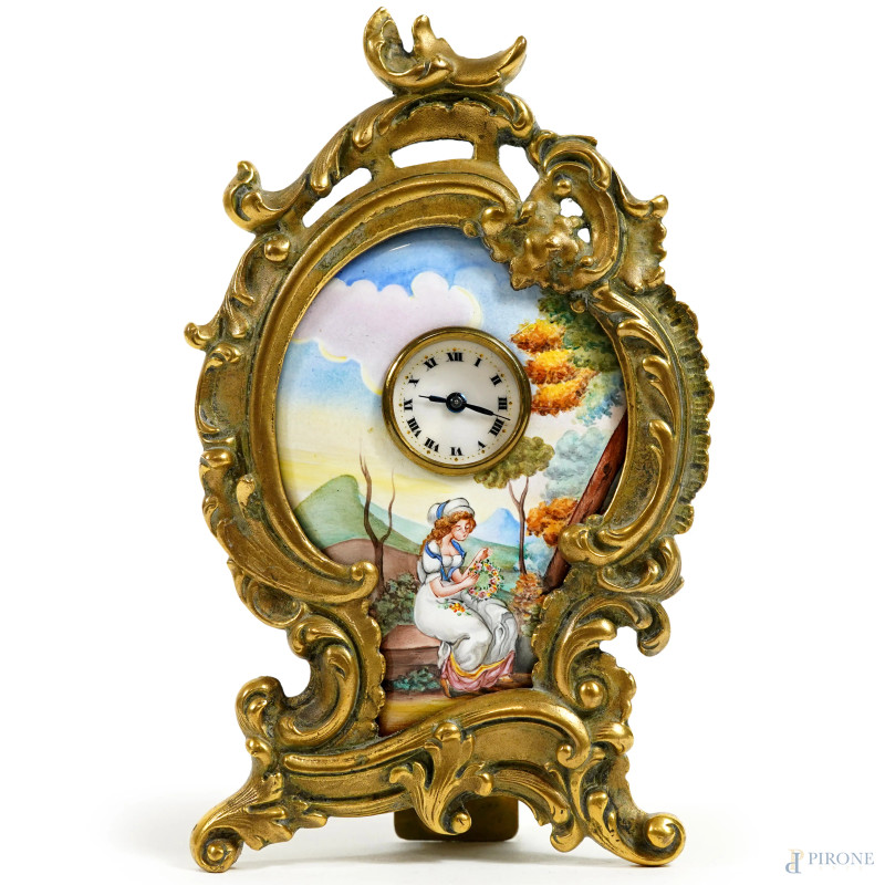 Piccolo orologio da tavolo in bronzo dorato e smalto policromo, decorato con scena rappresentante una fanciulla, Vienna, XIX secolo, quadrante circolare in smalto bianco, cm 13x8 (difetti e meccanismo da revisionare)  - Asta ASTA A TEMPO | VARIÆ - Aste Pirone