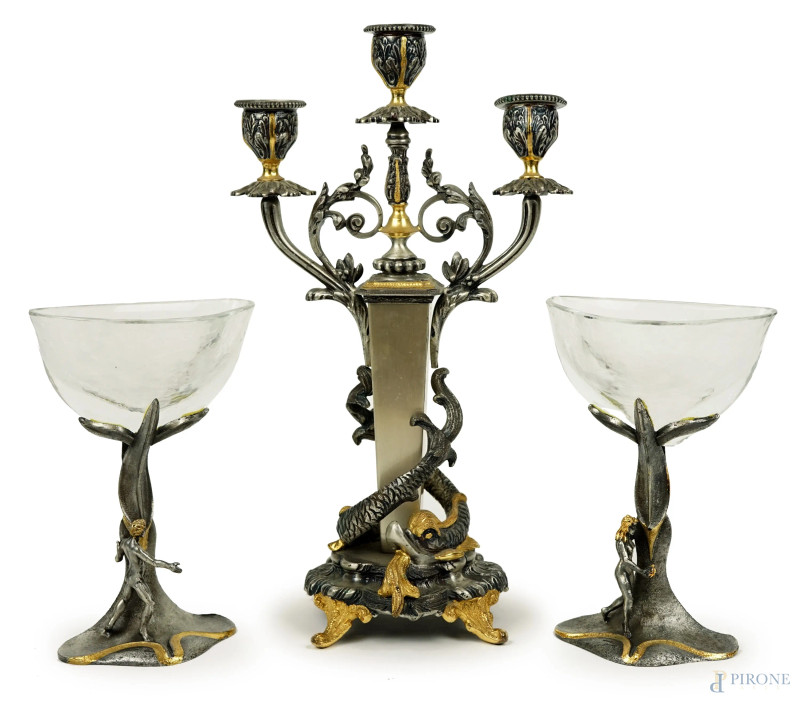 Lotto composto da un candelabro a tre luci e due coppe in metallo argentato e dorato, firmati Giuseppe Vasari, alt. max cm 31  - Asta ASTA A TEMPO - Aste Pirone