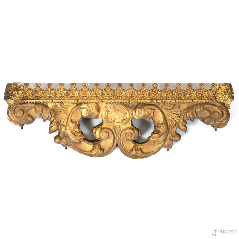 Elemento decorativo da parete  in legno rivestito in lamina di metallo dorato, XX secolo, cm 22x62, (segni di usura, difetti, mancanze)  - Asta ASTA A TEMPO | VARIÆ	 - Aste Pirone
