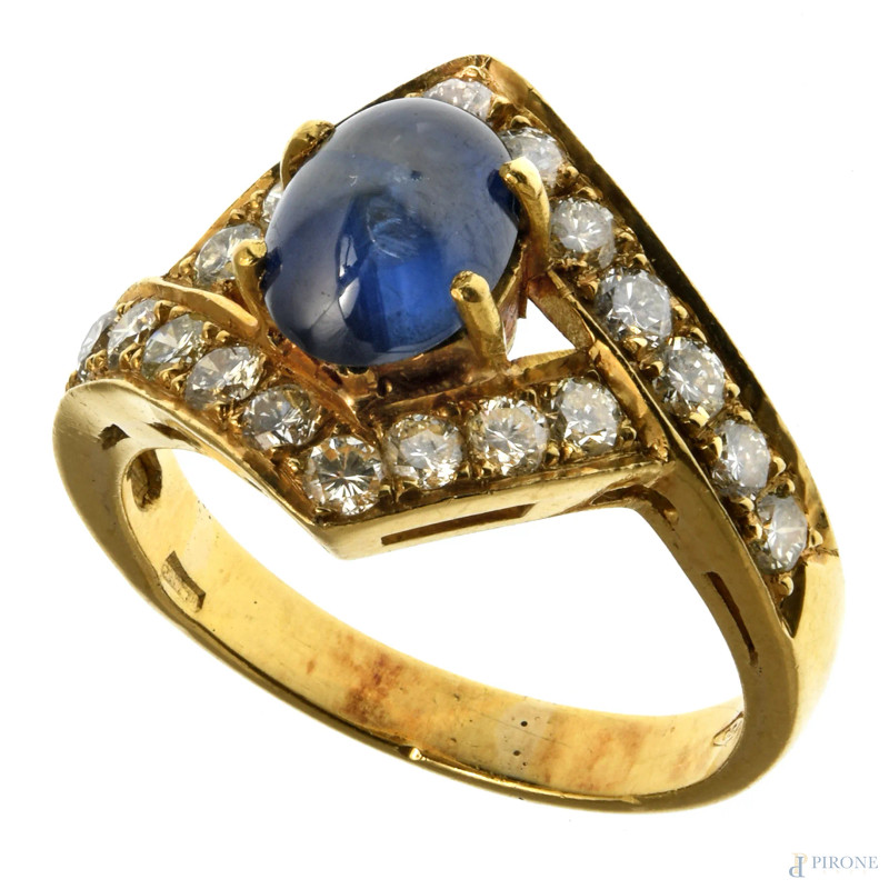 Anello con montatura in oro 18 kt, centrale a zaffiro cabochon e pavè di diamanti taglio brillante, misura 13,5, peso lordo complessivo gr 6,2  - Asta ELECTA  - Aste Pirone