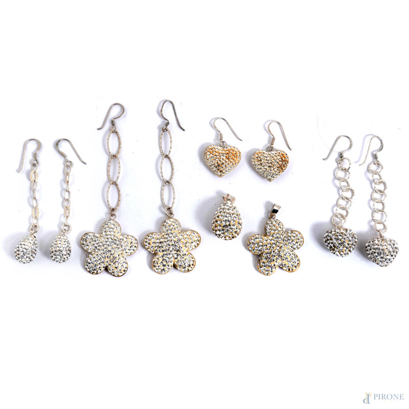 Lotto composto da quattro coppie di orecchini e due ciondoli in argento e brillantini, lunghezza massima cm 8,5, peso lordo complessivo gr 38  - Asta ASTA A TEMPO | VARIÆ - Aste Pirone