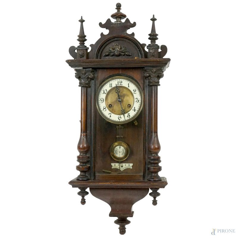 Orologio a pendolo da muro, inizi XX secolo, cassa in legno, cimasa sagomata e scolpita, cm h 72x15,5x28,5, (difetti, cimasa da restaurare e  meccanismo da revisionare).  - Asta I TORNATA DI ASTA A TEMPO DI ARTE MODERNA E ANTIQUARIATO - Aste Pirone