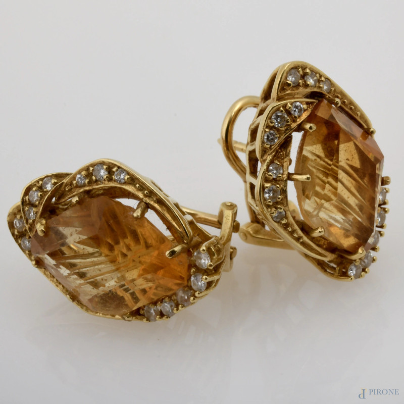 Coppia di orecchini in oro 18 kt con citrini, misura cm 2x1,3, peso totale gr 12,9  - Asta ASTA A TEMPO | IN ARTE VERITAS - Aste Pirone