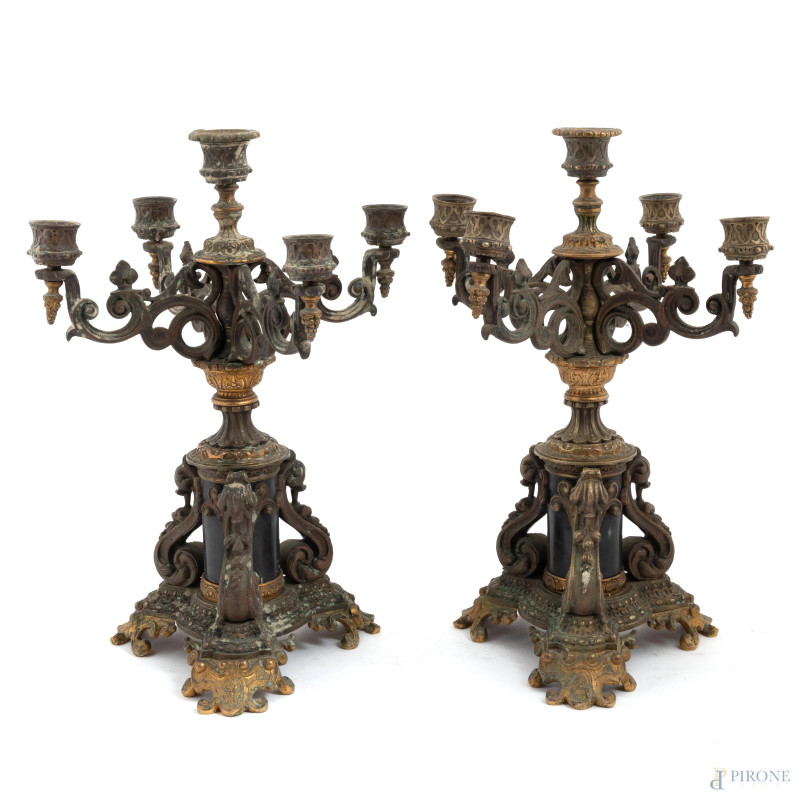 Coppia di candelabri a 5 luci in bronzo dorato e marmo nero, XX secolo, altezza cm 36, (segni di usura, difetti)  - Asta  ASTA A TEMPO | VARIÆ - Aste Pirone
