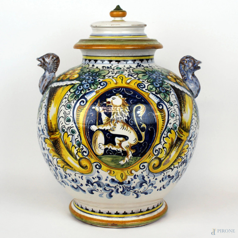 Grande orcio in maiolica dipinta in policromia, due anse raffiguranti protomi zoomorfe, medaglione raffigurante stemma araldico,  decoro a motivi floreali, alt. cm 42, (difetti).  - Asta ASTA DI ARTE MODERNA E ANTIQUARIATO - Aste Pirone