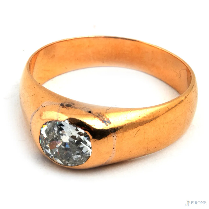 Anello in oro 18 kt con centrale di brillante, misura 16-17, peso lordo complessivo gr 5,9, (segni di usura, graffi)  - Asta ASTA A TEMPO | VARIÆ - Aste Pirone