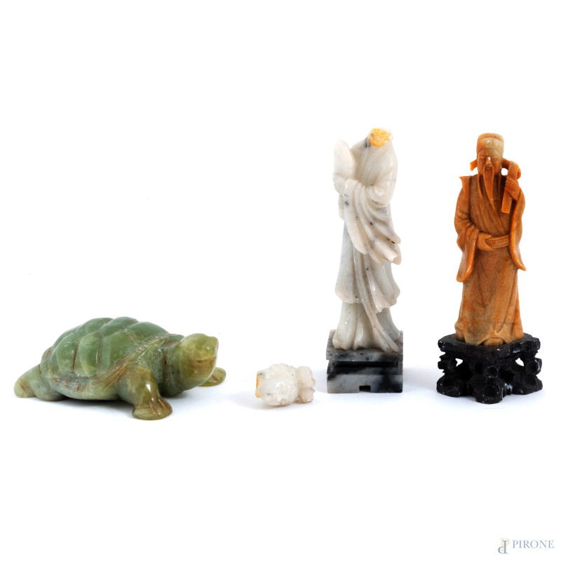 Lotto composto da due sculture in pietra saponaria raffiguranti dignitari e tartaruga in giada, misure massime cm 15x13x8 (segni di usura, scalfiture, rotture, difetti)  - Asta ASTA A TEMPO | VARIÆ - Aste Pirone
