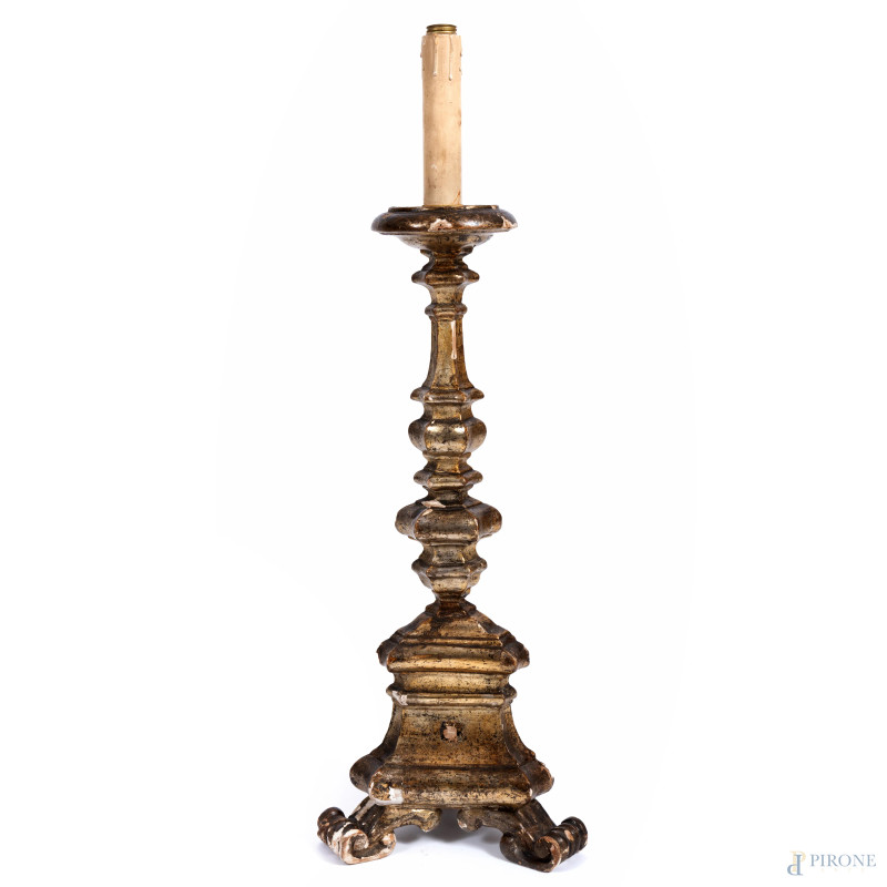 Torciere in legno intagliato e dorato, XIX-XX secolo, altezza cm  77(segni di usura, scalfiture, difetti, rotture, cadute di doratura)  - Asta  ASTA A TEMPO | VARIÆ - Aste Pirone