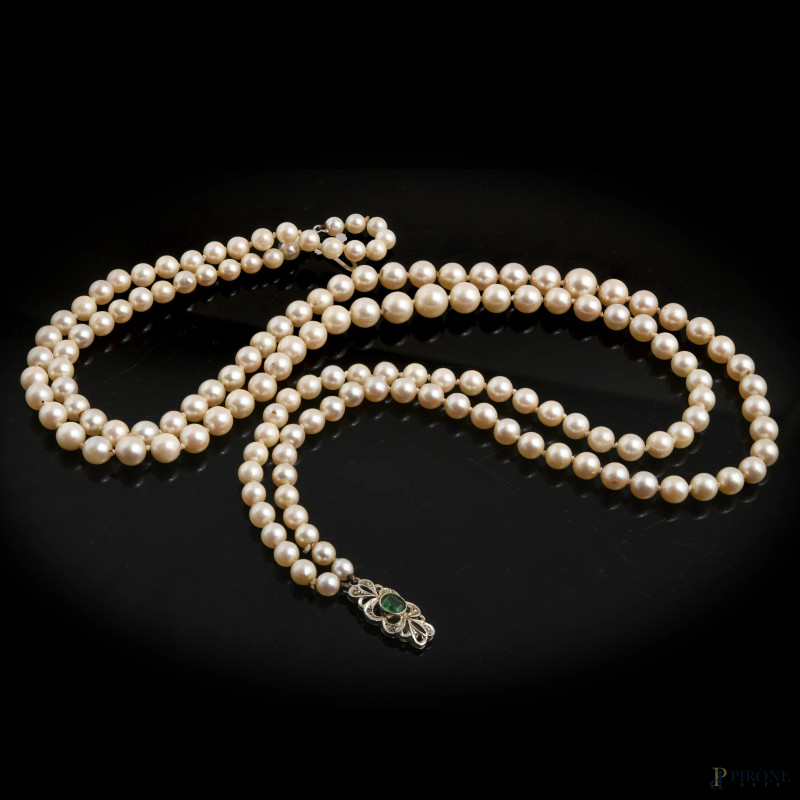 Collana a due fili di perle con chiusura in oro bianco 18 kt e smeraldo, lunghezza cm 53, peso lordo complessivo gr 53, diametro medio perle 5.7  - Asta ELECTA  - Aste Pirone