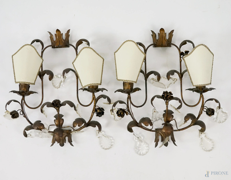 Coppia di appliques a due luci in ferro battuto con pendenti in vetro, ornate a motivi fogliacei e rosette, XX secolo, cm h 40 circa, (difetti)  - Asta ASTA A TEMPO DI ANTIQUARIATO E ARTE MODERNA – DUE SESSIONI - Aste Pirone