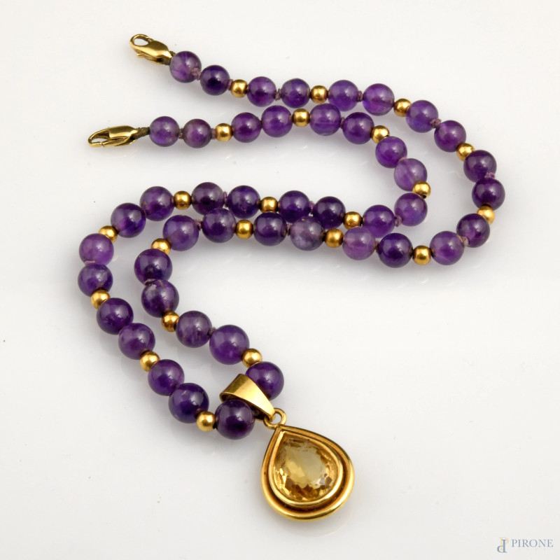 Collana in ametista con ciondolo a gioccia in pietra dura e oro giallo 18 Kt (cm 3), lunghezza cm 43,5  - Asta ASTA A TEMPO | IN ARTE VERITAS - Aste Pirone