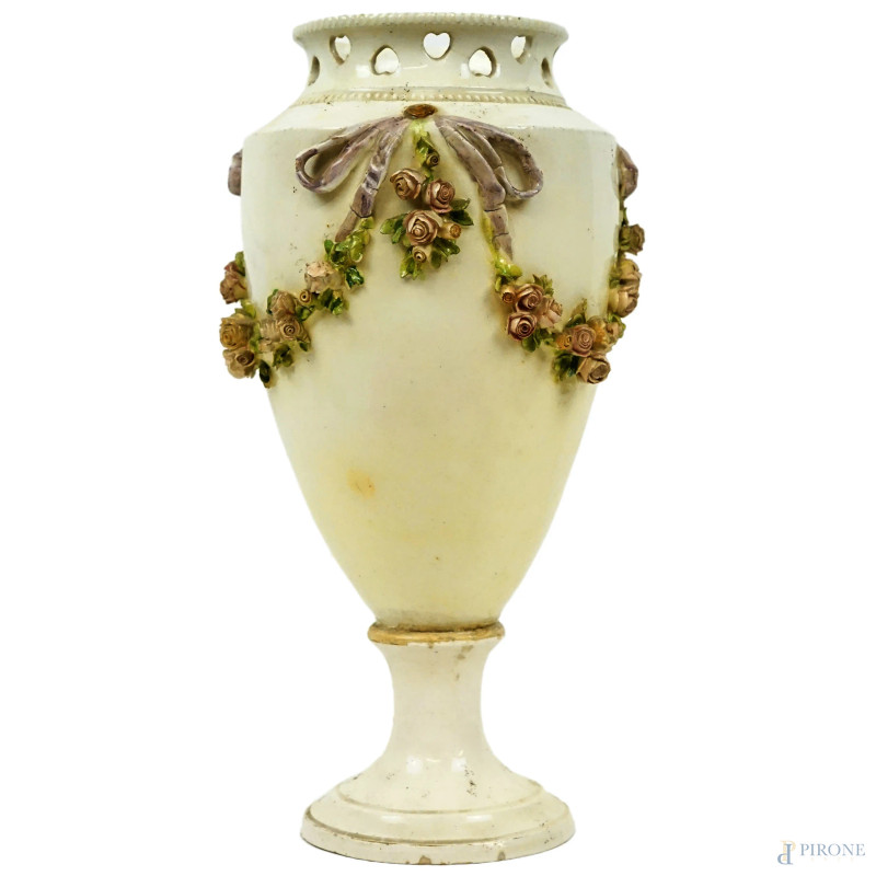 Vaso in maiolica smaltata color crema, decoro a rilievo di ghirlande policrome, cm h 34, XX secolo, (difetti).  - Asta ASTA A TEMPO di Arte Moderna e Antiquariato - Aste Pirone