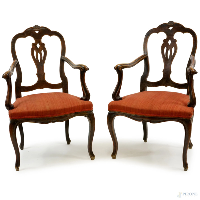 Coppia di poltroncine, XIX secolo, cartella intagliata a giorno, seduta rivestita in tappezzeria rossa, quattro gambe mosse, cm h 91, (difetti)  - Asta ASTA LIVE DI ANTIQUARIATO E ARTE MODERNA – DUE SESSIONI POMERIDIANE - Aste Pirone