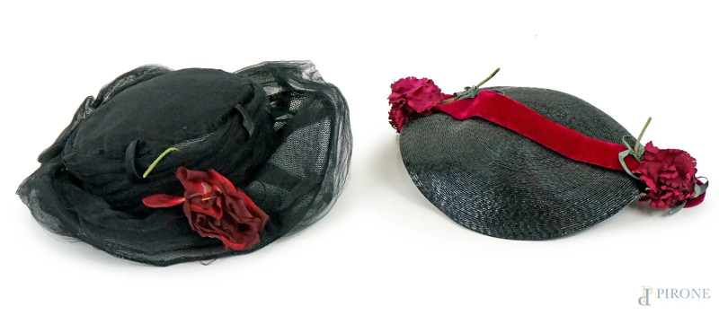 Lotto di due cappelli vintage neri con applicazioni floreali rosse e fucsia, misure max cm 32x30, (difetti).  - Asta ASTA DI ARTE MODERNA, CONTEMPORANEA E VINTAGE - Aste Pirone