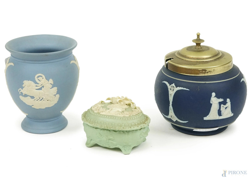 Tre oggetti in porcellana Wedgwood, XX secolo, decori a bassorilievo raffiguranti fanciulle ed il Carro di Diana, alt. max cm 10, (difetti).  - Asta ASTA A TEMPO DI ANTIQUARIATO E ARTE MODERNA - Aste Pirone