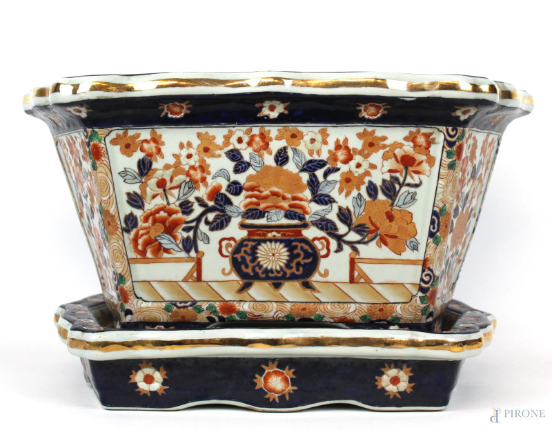 Grande fioriera in porcellana policroma Imari, scene naturalistiche entro riserve e decori floreali, cm h 26x44x29, arte orientale, marchio alla base, inizi XX secolo, (difetti).  - Asta ASTA DI ARTE MODERNA E ANTIQUARIATO - Aste Pirone