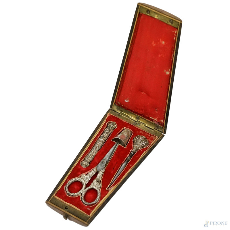 Set da cucito in argento, XIX secolo, entro custodia in legno intarsiato, cm 12,5x6,5x1,5, (difetti)  - Asta ASTA A TEMPO DI ANTIQUARIATO E ARTE MODERNA - Aste Pirone