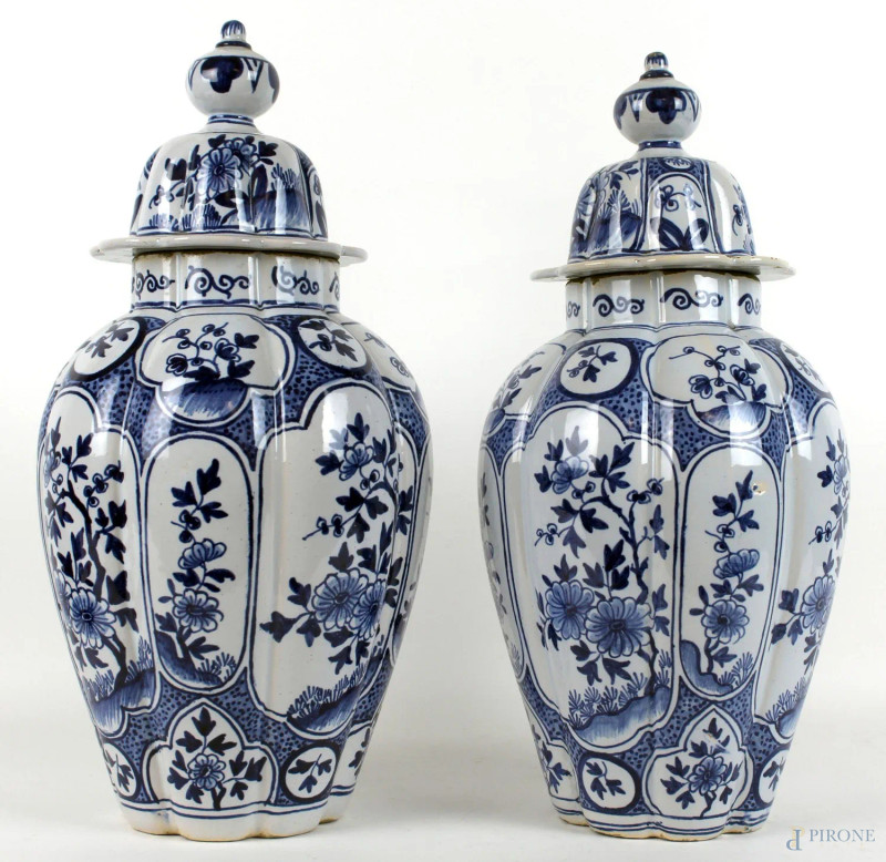 Coppia di potiche in porcellana Delft, decori in monocromia blu cobalto, altezza cm 38, XX secolo  - Asta SECONDA TORNATA D' ASTA A TEMPO DI FINE STAGIONE - Aste Pirone