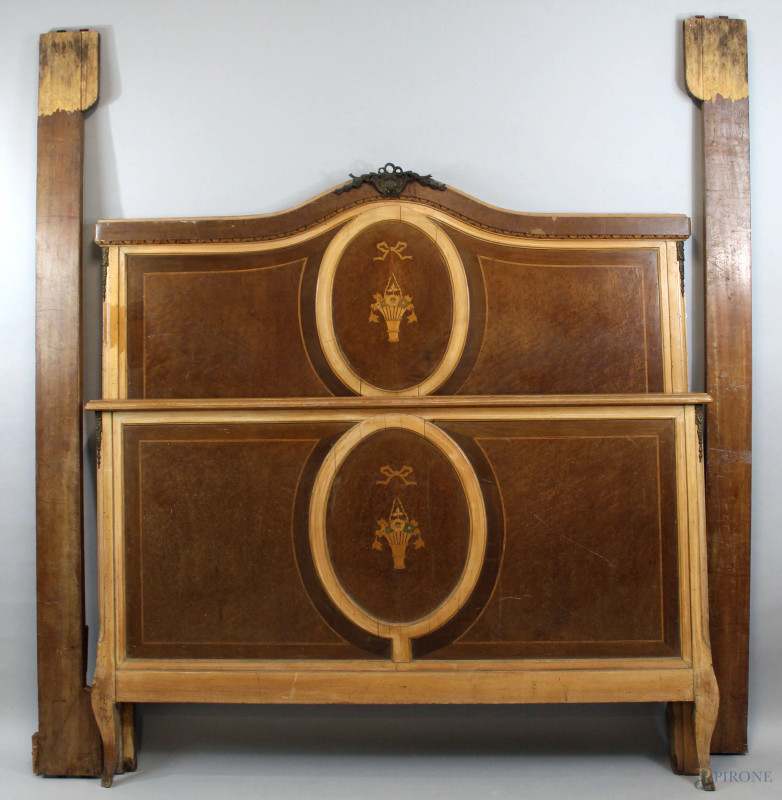 Letto ad una piazza e mezzo in legno con particolari intarsiati, XX secolo, cm h 160x153, (difetti).  - Asta PRIMA TORNATA D' ASTA A TEMPO DI FINE STAGIONE - Aste Pirone