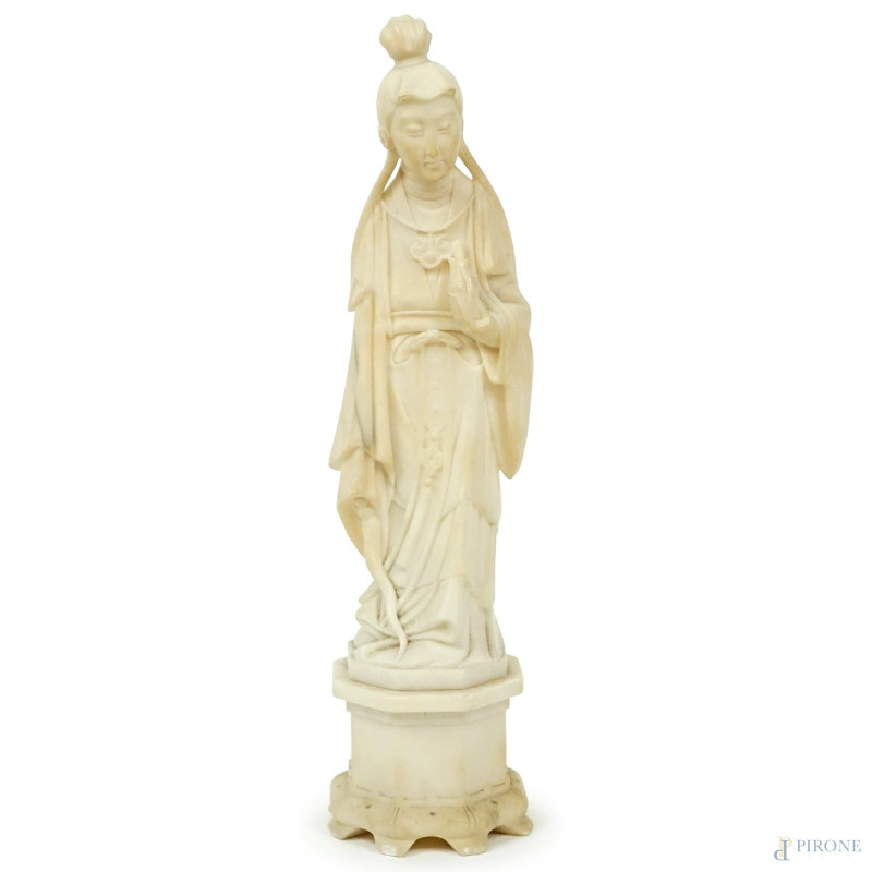 Guanyin, scultura in marmo bianco, arte orientale, XX secolo, cm h 33, (difetti)  - Asta ASTA A TEMPO DI ANTIQUARIATO E ARTE MODERNA – DUE SESSIONI - Aste Pirone