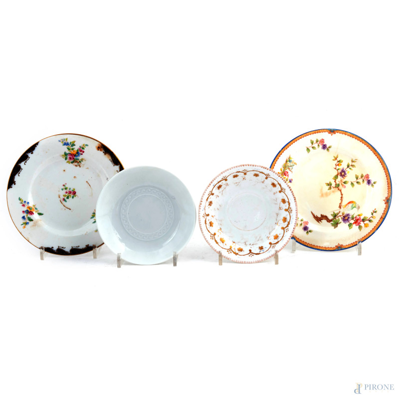 Lotto di quattro piatti in porcellana di foggia e manifattura varia, XX secolo, diametro massimo cm 18, (segni di usura, scalfiture, difetti)  - Asta ASTA A TEMPO | VARIÆ - Aste Pirone