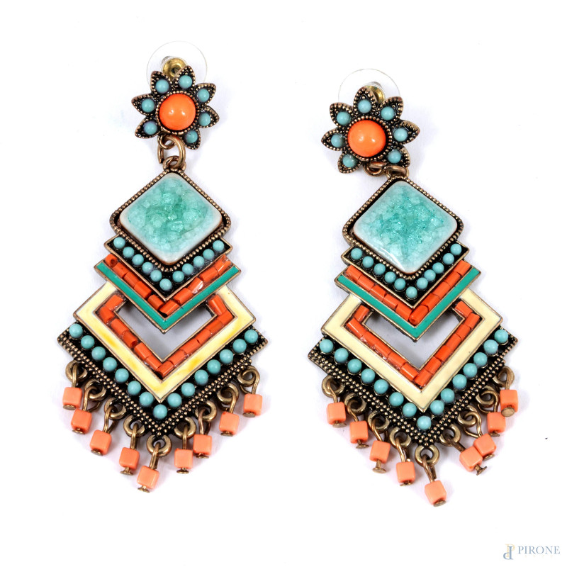 Paio di orecchini in pietre varie, lunghezza cm 8, (difetti, mancanze)  - Asta ASTA A TEMPO | VARIÆ - Aste Pirone