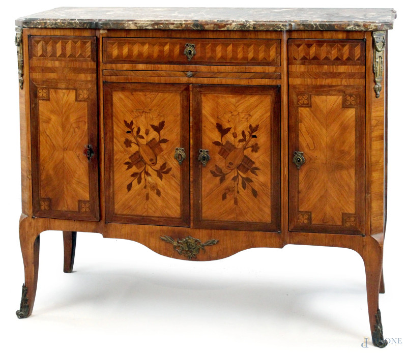 Credenza francese in noce, inizi XX secolo, piano in marmo, fronte ad un cassetto e quattro sportelli riccamente intarsiati a motivi geometrici e di mandolini con foglie, gambe mosse, cm h 106,5x126x46, (difetti).  - Asta ASTA A TEMPO di Arte Moderna e Antiquariato - Aste Pirone