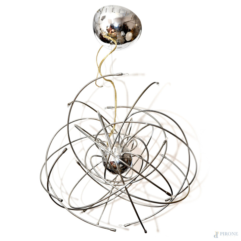Lampadario in acciaio cromato mod. Atomo prod. Sforzin Illuminazione, diametro cm 51 circa, (usura del tempo, da revisionare)  - Asta ASTA A TEMPO | IMAGO - Aste Pirone