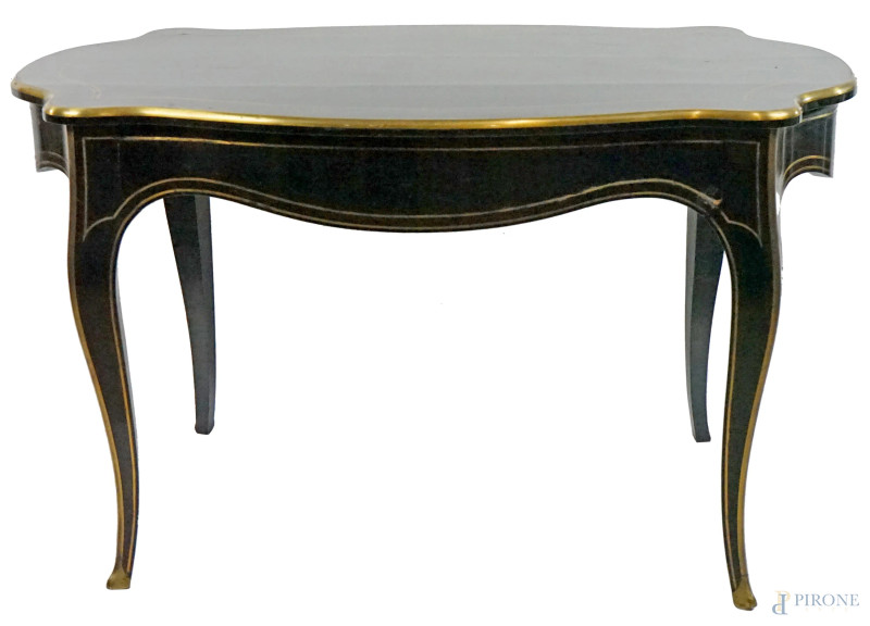 Tavolo scrittoio stile Napoleone III, fine XIX secolo, in legno ebanizzato con filettature in metallo dorato, piano di linea sagomata, un cassetto sottopiano, quattro gambe mosse, cm h 77x125x77, (difetti).  - Asta ASTA A TEMPO DI FINE STAGIONE - Aste Pirone