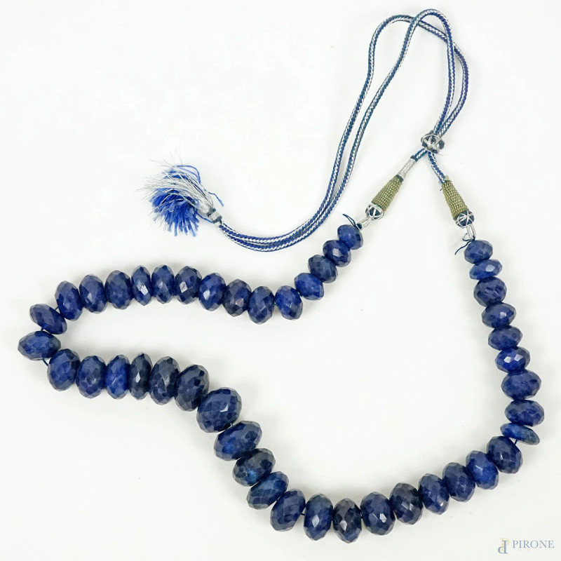 Collana in pietra dura blu, chiusura a cordino, lunghezza cm 52, (segni di utilizzo).  - Asta ASTA A TEMPO di Arte Moderna e Antiquariato - Aste Pirone