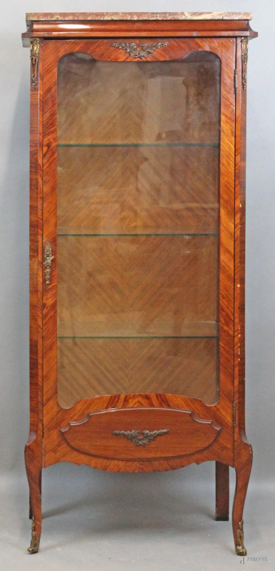 Vetrina francese, in legno impiallacciato, piano in marmo, uno sportello con vetro, gambe mosse, finiture in bronzo, cm h 151x66x35, XX secolo.  - Asta SECONDA TORNATA D' ASTA A TEMPO DI FINE STAGIONE - Aste Pirone