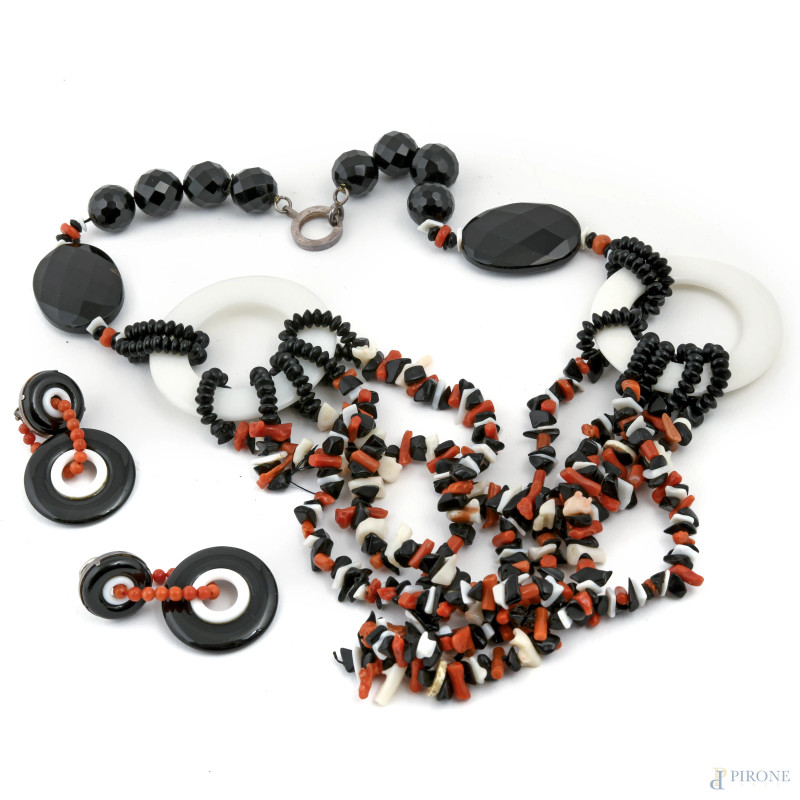 Parure composta da collana e orecchini in corallo e resina con chiusura in argento, lunghezza massima cm 55, (rotture, difetti)  - Asta ASTA A TEMPO | VARIÆ - Aste Pirone