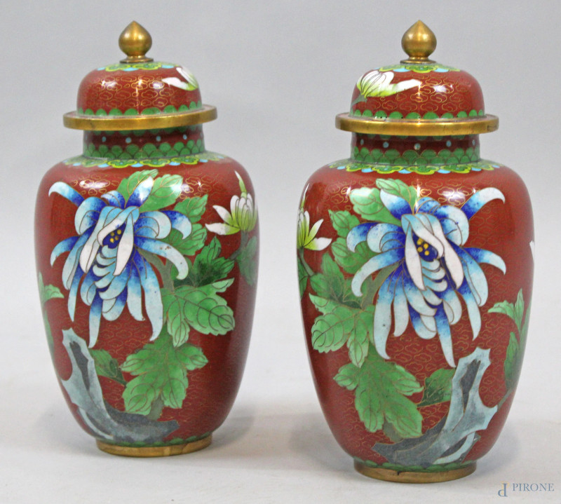 Coppia di potiches cloisonné a decoro di fiori, Cina, XX secolo, cm h 20,5  - Asta ANTIQUARIATO E ARTE MODERNA - Aste Pirone