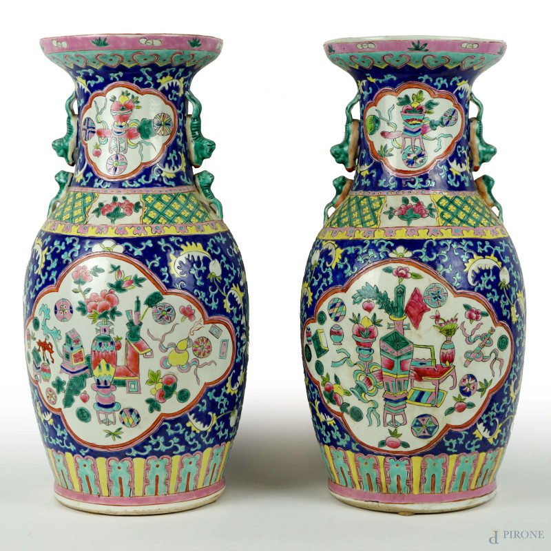 Coppia di grandi vasi in porcellana decorati in policromia, cm h 46, Cina, XX secolo, (difetti).  - Asta ASTA DI ANTIQUARIATO E ARTE MODERNA - Aste Pirone