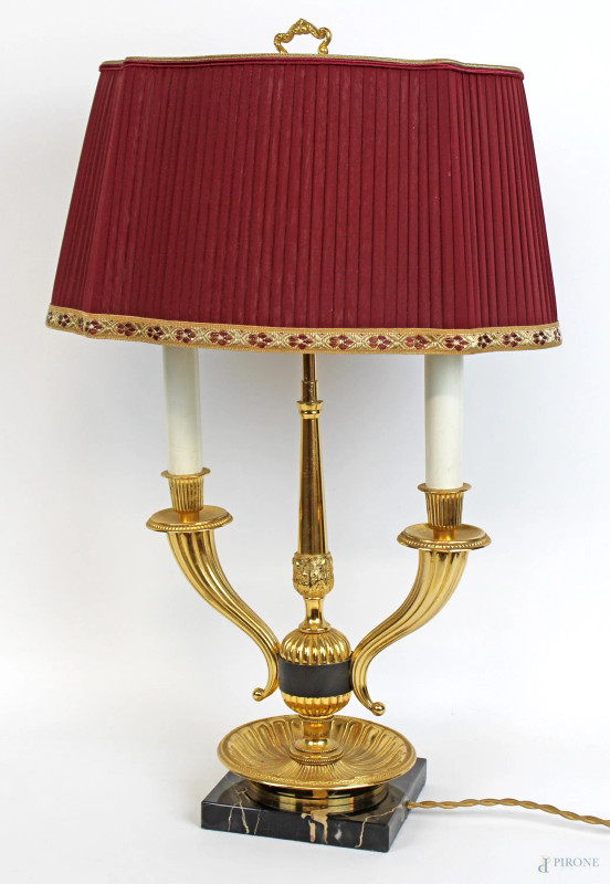 Lampada bouillotte da tavolo in ottone a due luci, paralume bordeaux con ricami dorati, cm h 55, anni '40,  (meccanismo da revisionare).  - Asta ASTA DI ARTE MODERNA E ANTIQUARIATO - Aste Pirone