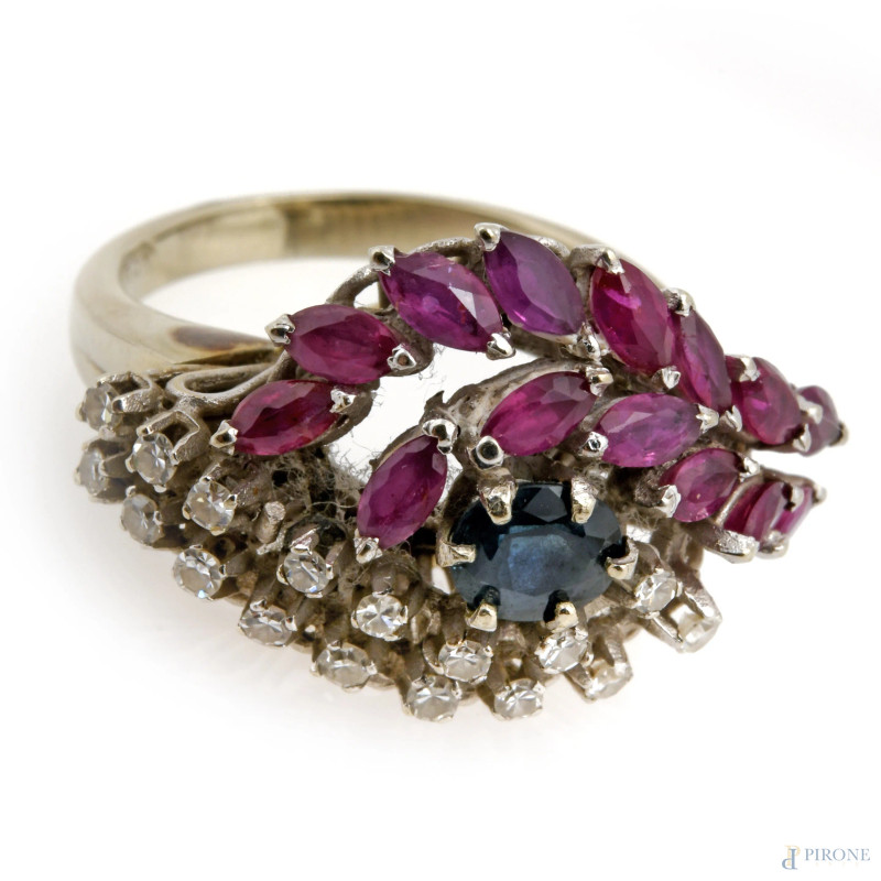 Anello in oro bianco 18 kt con brillanti, rubini, e zaffiro centrale, peso gr 6,8, misura 14  - Asta ASTA A TEMPO | IN ARTE VERITAS - Aste Pirone