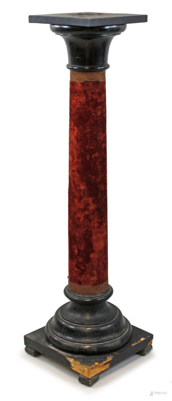 Colonna in noce con fusto rivestito in velluto rosso, inizi XX secolo, cm h 131, (difetti)  - Asta Asta a Tempo di Antiquariato e Arte Moderna - Aste Pirone