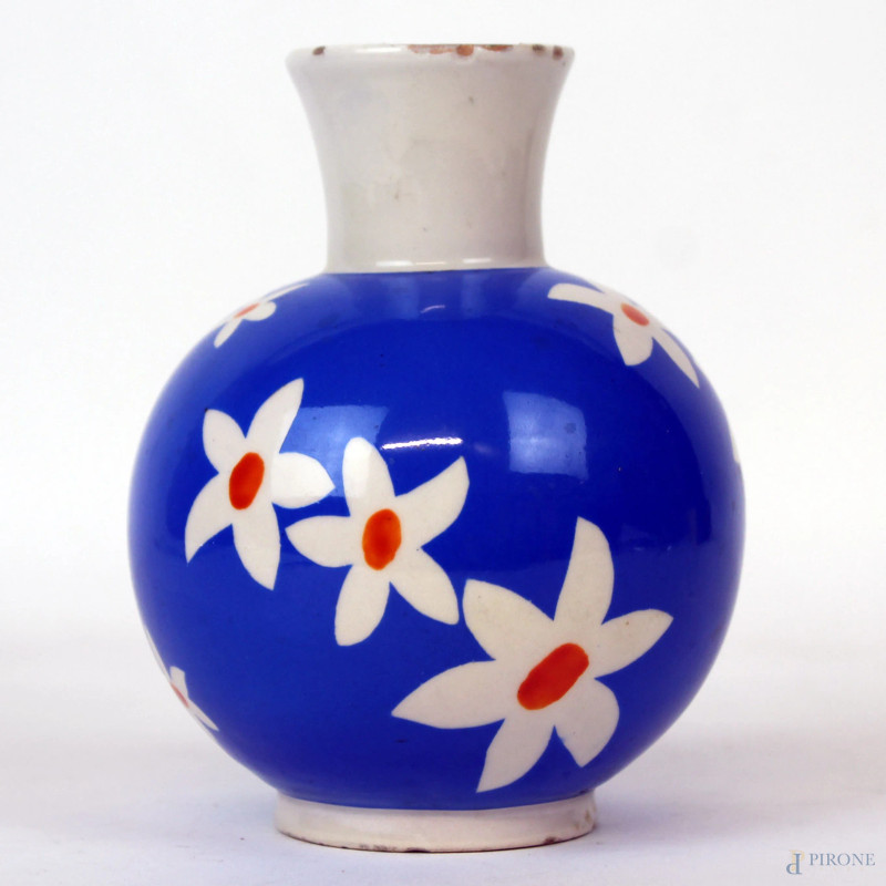 Vasetto in ceramica azzurra con decoro a fiori bianchi, cm h 13, manifattura Pucci Umbertide, (sbeccature)  - Asta ANTIQUARIATO E ARTE MODERNA - Aste Pirone