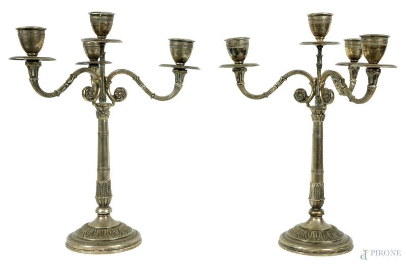 Coppia di candelabri in argento, a quattro fiamme, parti incise e cesellate, inizi XX secolo, cm h 34,5,  gr. 1090  - Asta II TORNATA DI ASTA DI ARTE MODERNA E ANTIQUARIATO - Aste Pirone