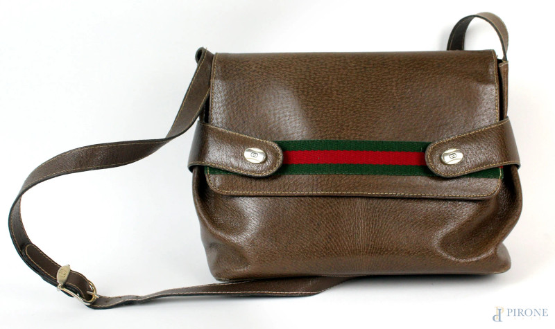 Gucci, borsa a tracolla anni '70, in pelle color marrone, cm 20x30x12, n. di serie 01204485, (segni di utilizzo).  - Asta SECONDA TORNATA D' ASTA A TEMPO DI FINE STAGIONE - Aste Pirone