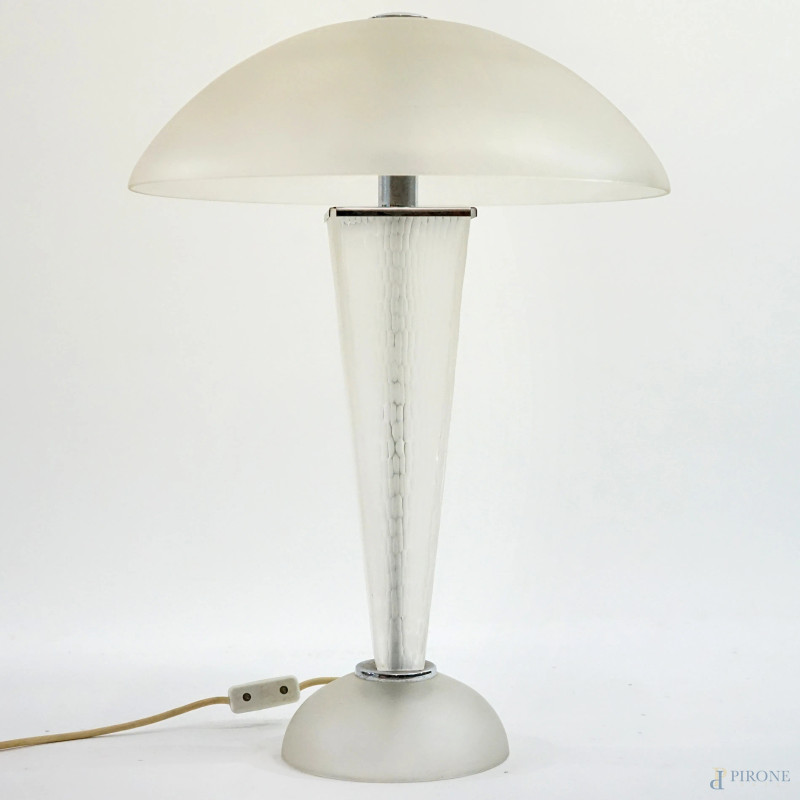 Gino Cenedese (1907-1973), lampada da tavolo anni '70 in vetro satinato di Murano, fusto ad obelisco rovesciato, cappello recante firma incussa del mastro vetraio, cm h 57.   - Asta ASTA A TEMPO DI ANTIQUARIATO E ARTE MODERNA - Aste Pirone