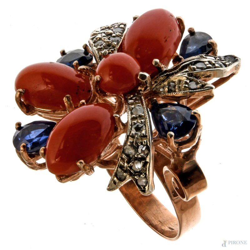 Anello in oro 9 kt, argento, corallo, diamanti taglio vecchio e zaffiri 4 ct ca, misura 16, peso lordo gr 9  - Asta ASTA A TEMPO | BLACK FRIDAY AUCTION - Aste Pirone