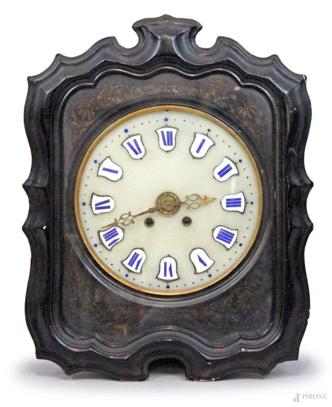 Orologio da parete in legno ebanizzato, quadrante con numeri romani in metallo nei toni del bianco e del blu, cm 53x42x15, (meccanismo sostituito a quarzo)  - Asta Asta a Tempo di Antiquariato e Arte Moderna - Aste Pirone