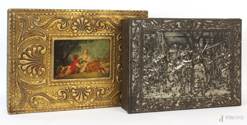 Lotto composto da un cofanetto portabiscotti in metallo sbalzato ed una scatola in legno dorato ed intagliato con stampa raffigurante "La Marotte" da Francois Boucher, misure max cm h 7,5x25x35, metà XX secolo,  (difetti).  - Asta ANTIQUARIATO E ARTE MODERNA - Aste Pirone