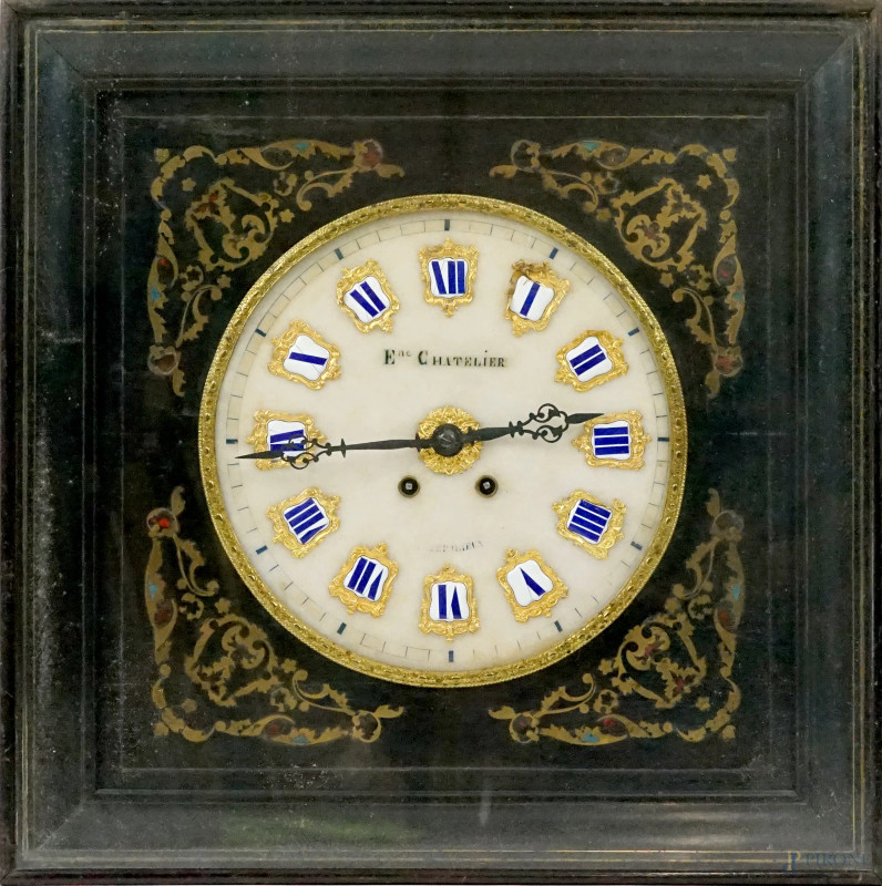 Orologio da parete Napoleone III, Francia, fine XIX secolo, cassa in legno ebanizzato con intarsi in tartaruga ed ottone, quadrante circolare con placchetta a numeri romani, cm h 59x59x13, (meccanismo da revisionare).  - Asta ASTA A TEMPO DI ANTIQUARIATO E ARTE MODERNA - Aste Pirone