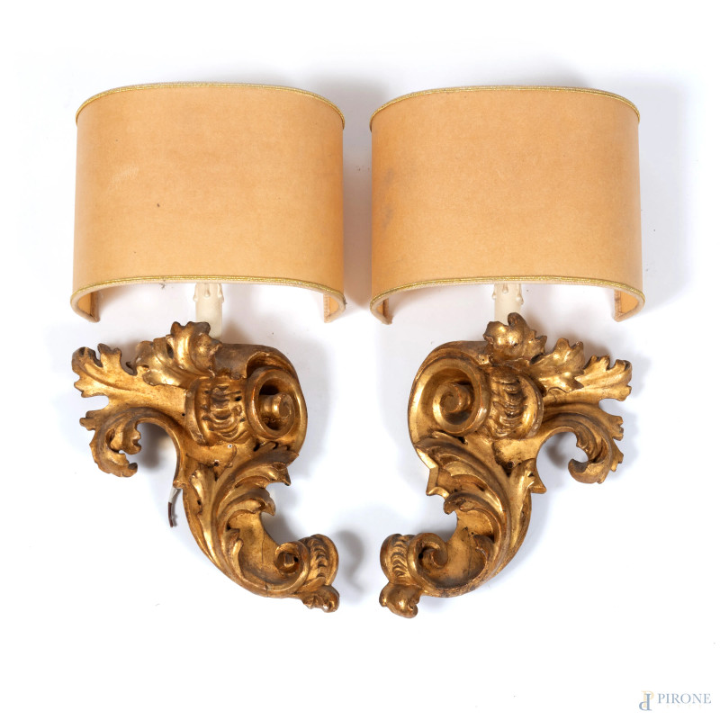Lotto di due applique in legno dorato e intagliato a motivi vegetali, XIX-XX secolo, misure complessive cm 50x25x15, (segni di usura, difetti, fessurazioni, da revisionare)  - Asta RAPIDA SOLIS - Aste Pirone