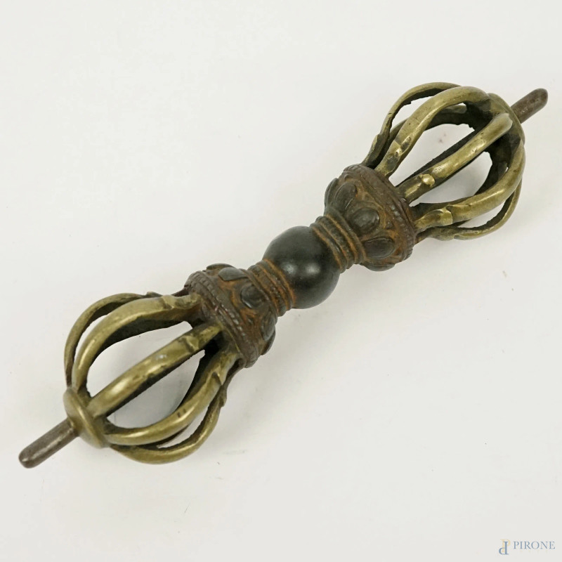 Antica vajra in bronzo con decori a rilievo, lunghezza cm 18  - Asta ASTA A TEMPO DI ANTIQUARIATO E ARTE MODERNA - Aste Pirone